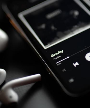 black and white candybar phone — Foto por Filip na Unsplash