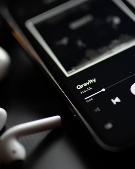 black and white candybar phone — Foto por Filip na Unsplash