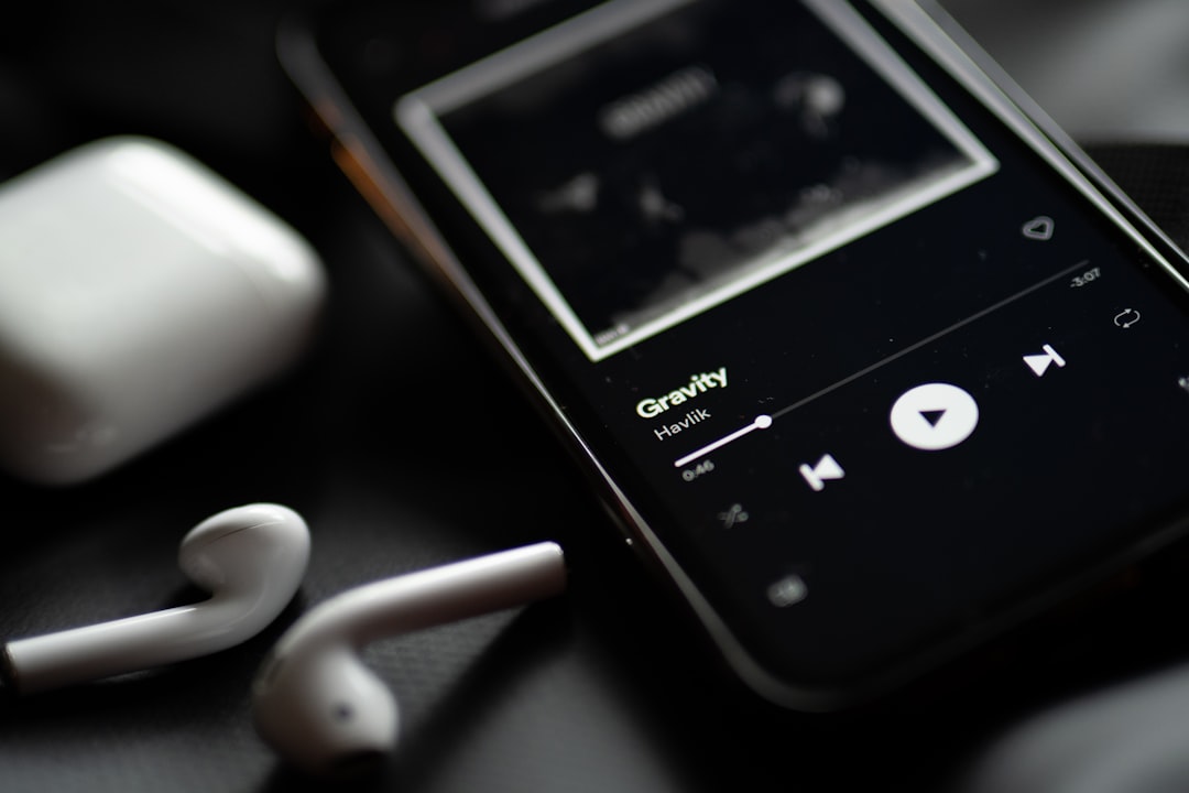 black and white candybar phone — Foto por Filip na Unsplash