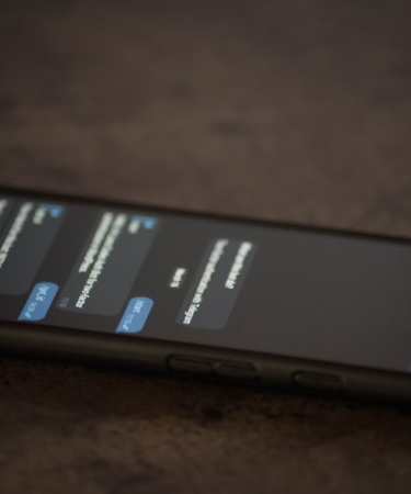 a close up of a cell phone on a table — Foto por Lana Codes na Unsplash