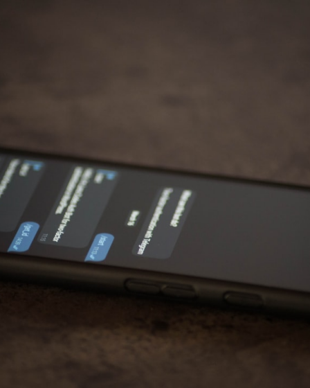 a close up of a cell phone on a table — Foto por Lana Codes na Unsplash