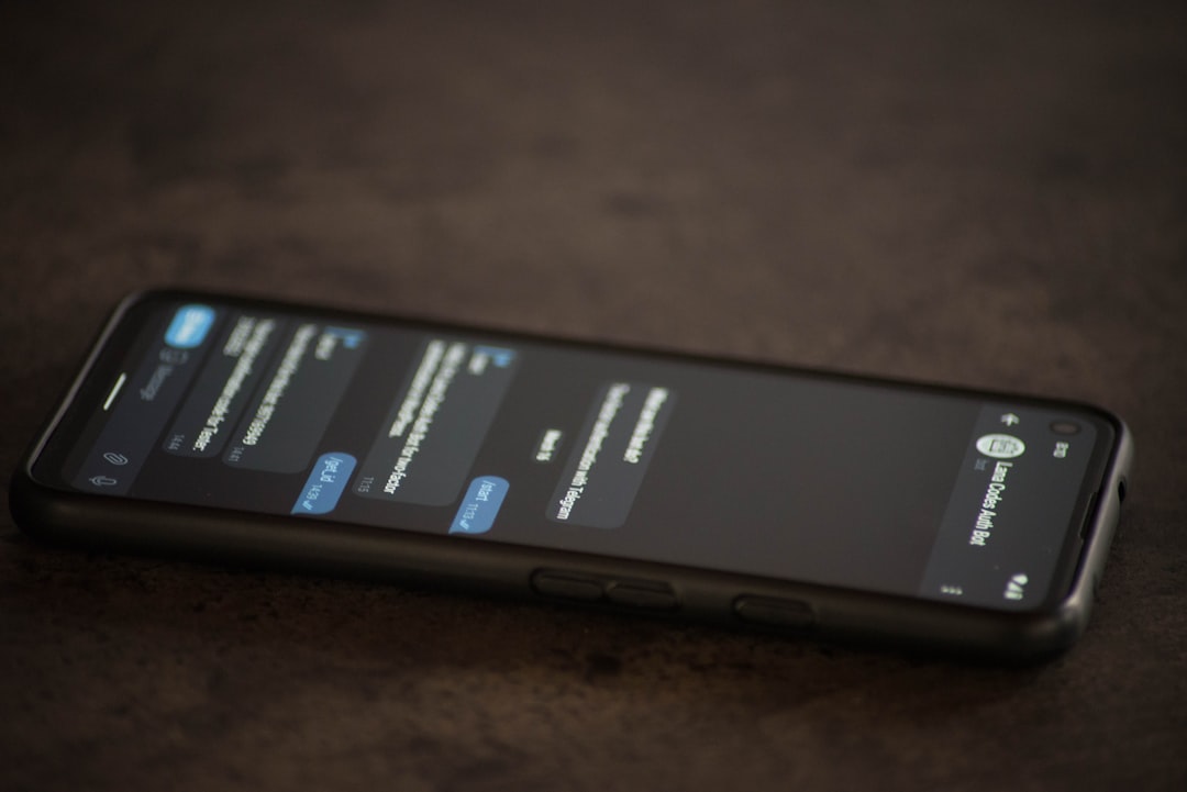 a close up of a cell phone on a table — Foto por Lana Codes na Unsplash