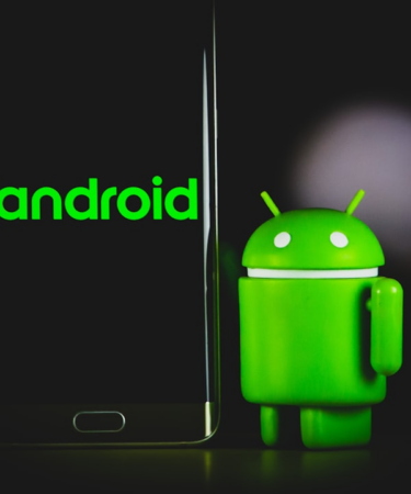 green frog iphone case beside black samsung android smartphone — Foto por Denny Müller na Unsplash