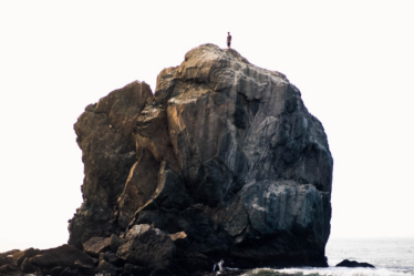 person standing on rock near ocean during daytime — Foto por Winggo Tse na Unsplash