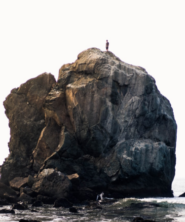 person standing on rock near ocean during daytime — Foto por Winggo Tse na Unsplash