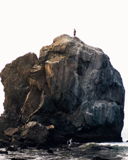 person standing on rock near ocean during daytime — Foto por Winggo Tse na Unsplash