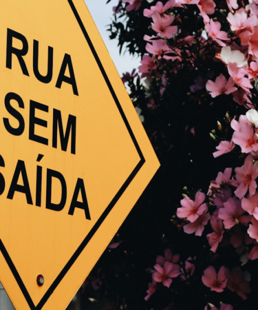 yellow and black caution sign — Foto por Nathana Rebouças na Unsplash