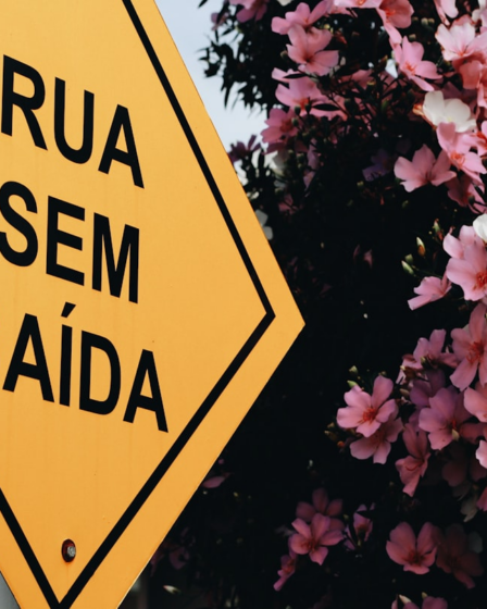 yellow and black caution sign — Foto por Nathana Rebouças na Unsplash