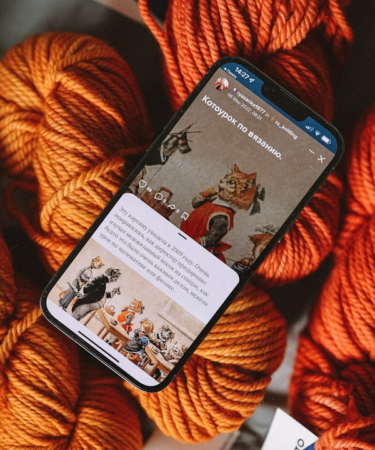 a person holding a cell phone — Foto por DaryaDarya LiveJournal na Unsplash