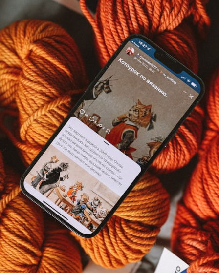 a person holding a cell phone — Foto por DaryaDarya LiveJournal na Unsplash