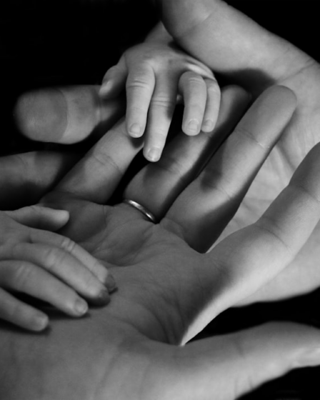 babys hand on human palm — Foto por Liv Bruce na Unsplash