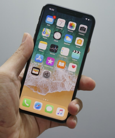 person holding space gray iPhone 7 — Foto por Bagus Hernawan na Unsplash