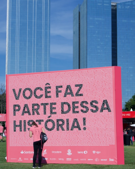 Large pink sign with portuguese text in a park. — Foto por Vinícius Costa na Unsplash