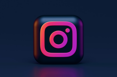 blue and red square logo — Foto por Alexander Shatov na Unsplash