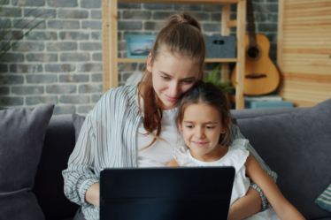 Mother and daughter looking at laptop together — Foto por Vitaly Gariev na Unsplash
