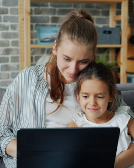 Mother and daughter looking at laptop together — Foto por Vitaly Gariev na Unsplash