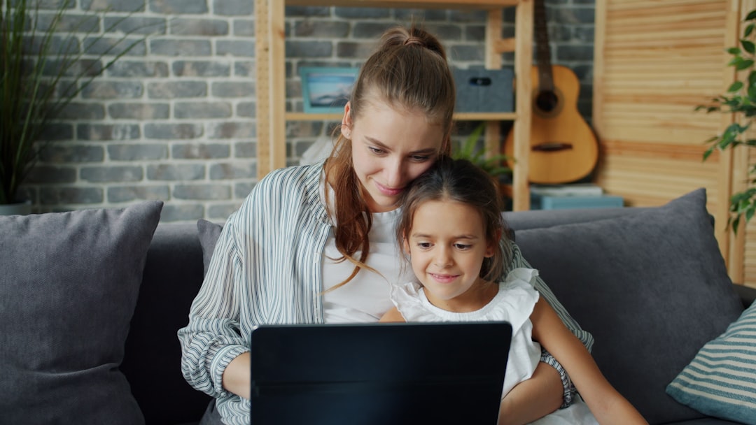 Mother and daughter looking at laptop together — Foto por Vitaly Gariev na Unsplash