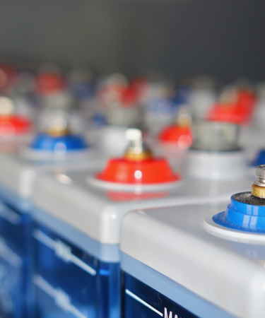 Rows of batteries with red and blue terminals. — Foto por Vanya Smythe na Unsplash