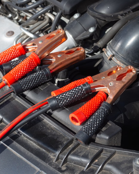 black and brown handle hand tool — Foto por Daniel @ bestjumpstarterreview.com na Unsplash