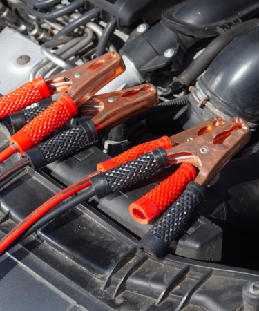 black and brown handle hand tool — Foto por Daniel @ bestjumpstarterreview.com na Unsplash