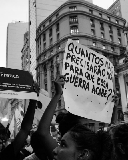 grayscale photography of people raising signages — Foto por Nayani Teixeira na Unsplash