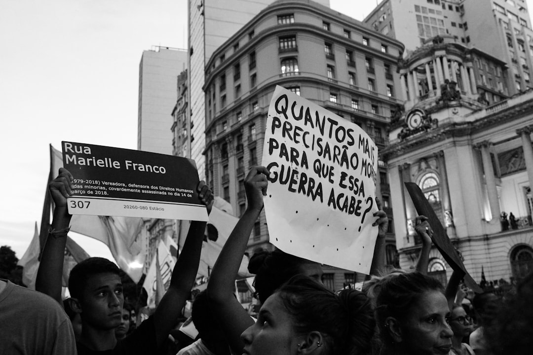 grayscale photography of people raising signages — Foto por Nayani Teixeira na Unsplash
