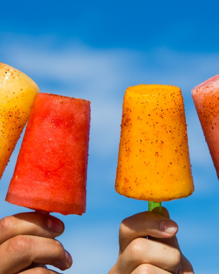 person holding orange ice pop — Foto por Jarritos Mexican Soda na Unsplash