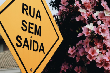 yellow and black caution sign — Foto por Nathana Rebouças na Unsplash