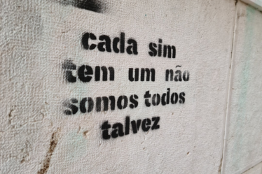 graffiti on the side of a building reads, cada sim em um nao — Foto por Juliano Costa na Unsplash