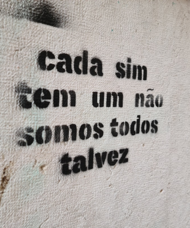 graffiti on the side of a building reads, cada sim em um nao — Foto por Juliano Costa na Unsplash
