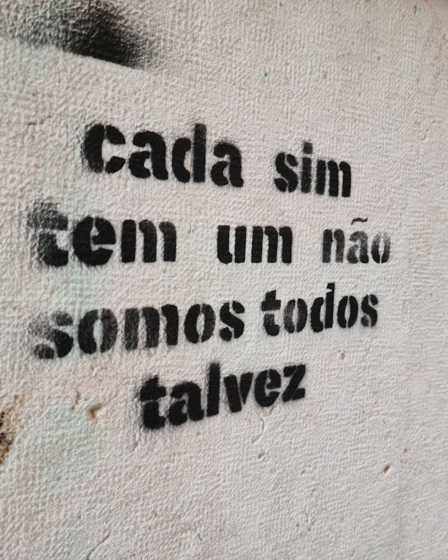 graffiti on the side of a building reads, cada sim em um nao — Foto por Juliano Costa na Unsplash