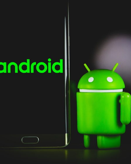 green frog iphone case beside black samsung android smartphone — Foto por Denny Müller na Unsplash