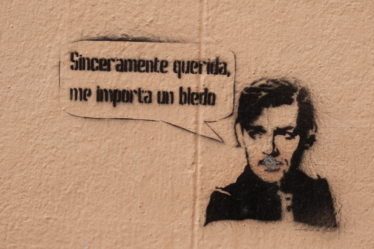 man in black shirt with quote — Foto por Fernando Santander na Unsplash