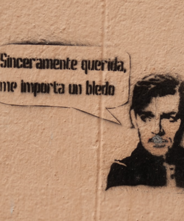 man in black shirt with quote — Foto por Fernando Santander na Unsplash