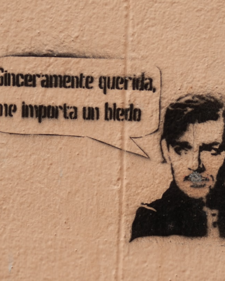 man in black shirt with quote — Foto por Fernando Santander na Unsplash
