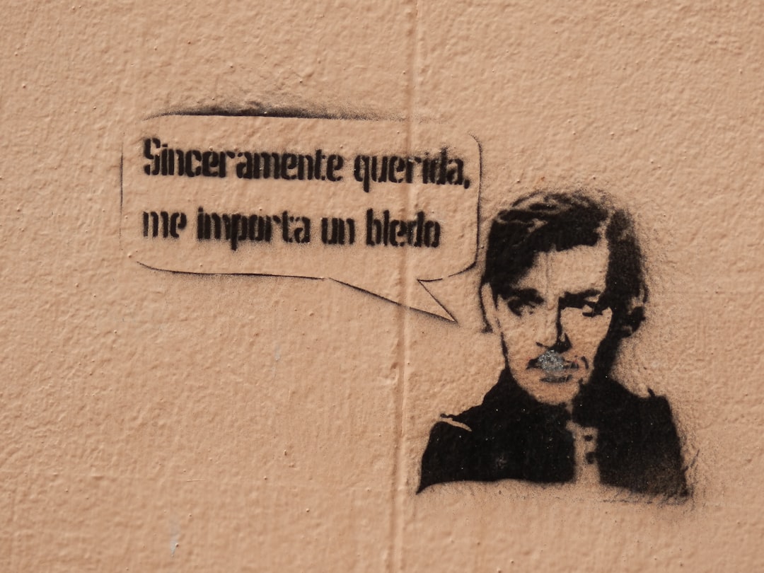 man in black shirt with quote — Foto por Fernando Santander na Unsplash