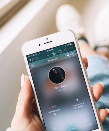 person holding turned-on silver iPhone 6 displaying user profile — Foto por Alexa Suter na Unsplash