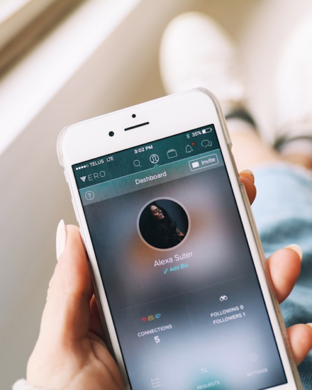 person holding turned-on silver iPhone 6 displaying user profile — Foto por Alexa Suter na Unsplash