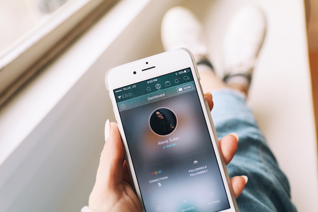 person holding turned-on silver iPhone 6 displaying user profile — Foto por Alexa Suter na Unsplash