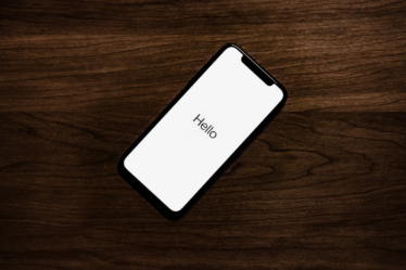 turned on iPhone on top of brown wooden surface — Foto por Tyler Lastovich na Unsplash