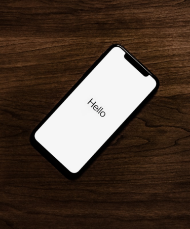 turned on iPhone on top of brown wooden surface — Foto por Tyler Lastovich na Unsplash