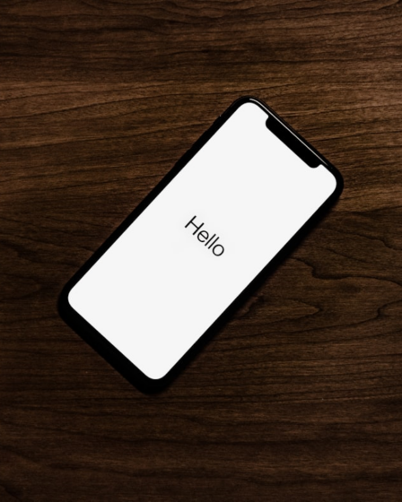 turned on iPhone on top of brown wooden surface — Foto por Tyler Lastovich na Unsplash