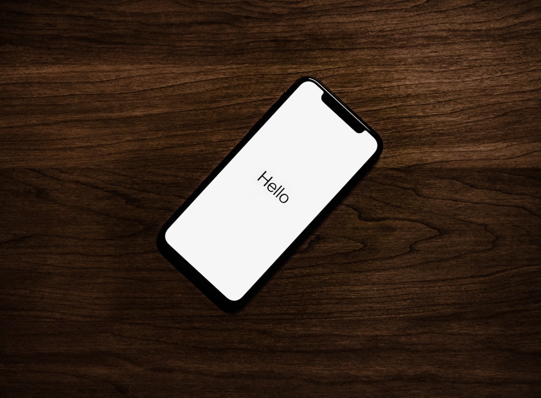 turned on iPhone on top of brown wooden surface — Foto por Tyler Lastovich na Unsplash