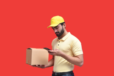 a man in a yellow hat looking at a phone — Foto por Fotos na Unsplash