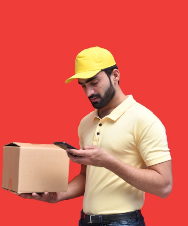 a man in a yellow hat looking at a phone — Foto por Fotos na Unsplash