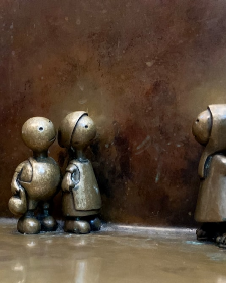 three metal figurines of people standing next to each other — Foto por Praveen Kumar Nandagiri na Unsplash