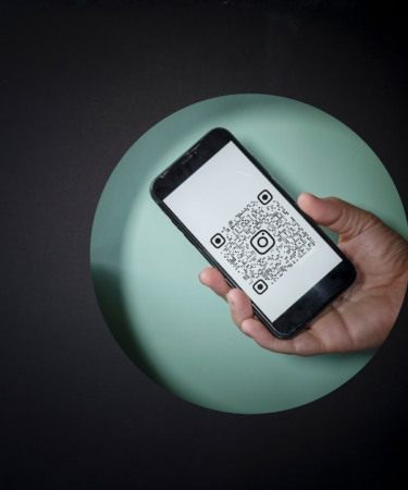 black and white digital device on green round plate — Foto por sentidos humanos na Unsplash