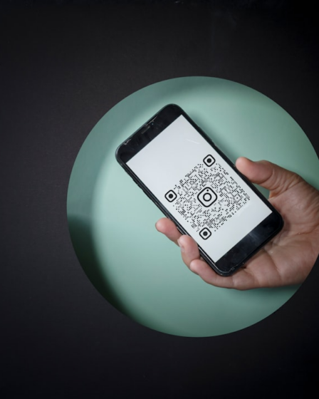 black and white digital device on green round plate — Foto por sentidos humanos na Unsplash