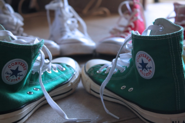 closeup photo of green Converse high-top sneakers — Foto por Andrew Itaga na Unsplash