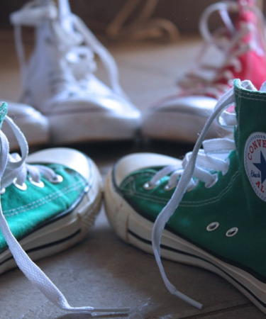 closeup photo of green Converse high-top sneakers — Foto por Andrew Itaga na Unsplash